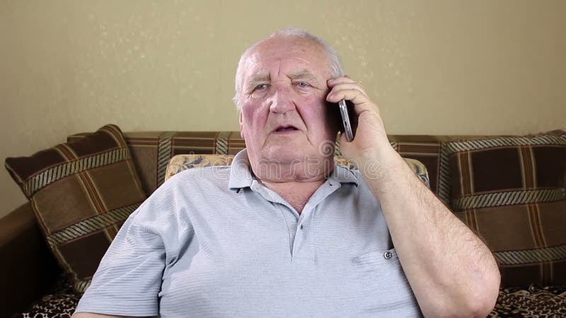 Seniorenmensch am Telefon