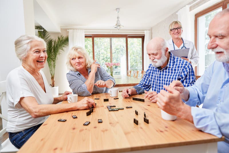 Grupo De Idosos à Mesa No Jogo Domino Imagem de Stock - Imagem de alegria,  despreocupado: 170308781