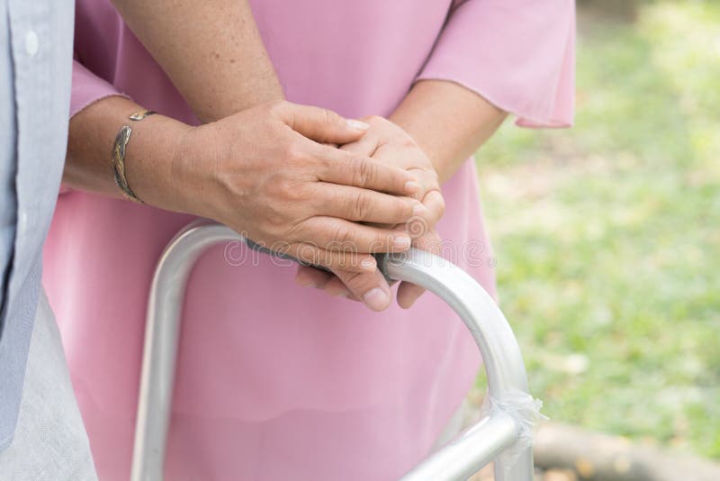 Seniorhändchenhalten der Großaufnahme zwei zusammen lizenzfreies stockfoto Seniorhändchenhalten der Großaufnahme zwei zusammen lizenzfreies stockfoto