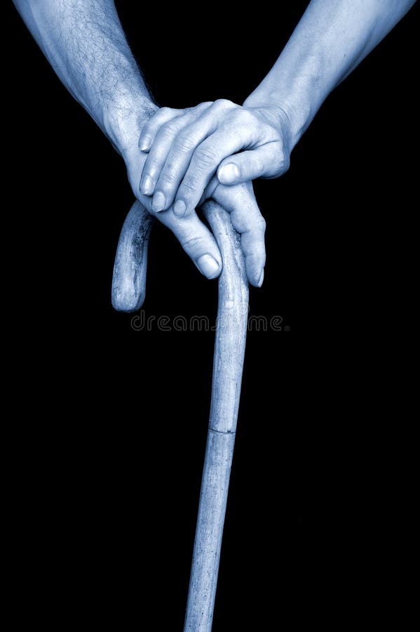 Seniorhände, die Spazierstock halten lizenzfreies stockbild Seniorhände, die Spazierstock halten lizenzfreies stockbild