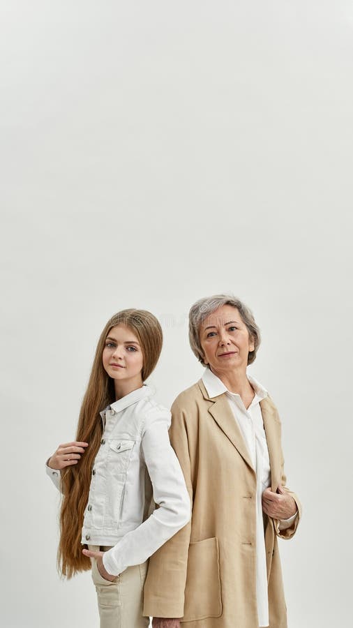 Seniorinnen und Mädchen stehen zurück stockbilder