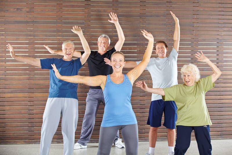 Seniors dancing and exercising in gym royalty free stock photography Seniors dancing and exercising in gym royalty free stock photography