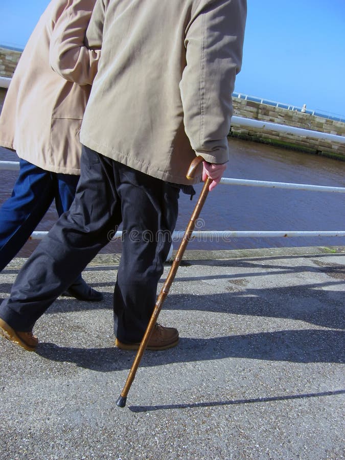 Más viejo llevar un paseo lo largo de muelle.