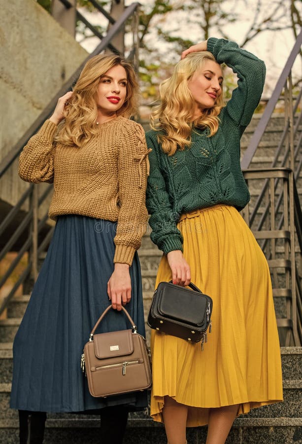 Sensación. Moda De Ropa De Cama Para Los Jóvenes. Encantar. Mujeres  Elegantes De Otoño Al Aire Libre. Las Chicas Van Arriba. Caer Imagen de  archivo - Imagen de knitwear, parque: 202653277