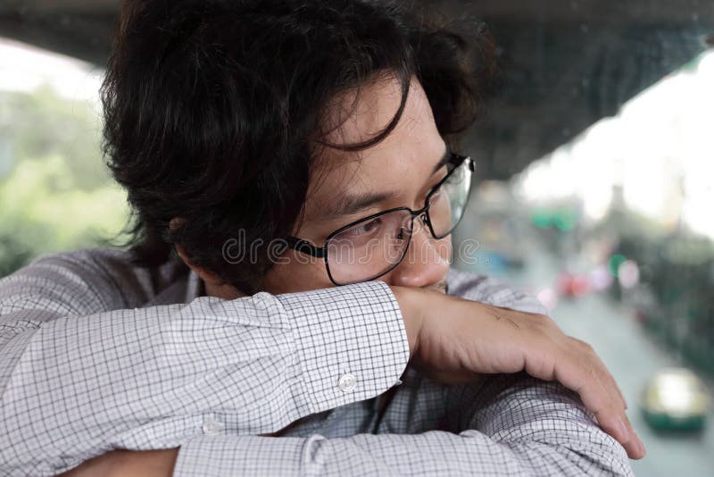 Sensación asiática joven deprimida infeliz del hombre mala imagen de archivo libre de regalías Sensación asiática joven deprimida infeliz del hombre mala imagen de archivo libre de regalías