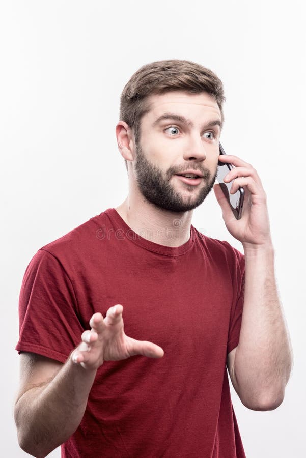 Sensación de ojos azules del hombre de negocios sorprendida mientras que llama a su socio comercial imagen de archivo libre de regalías Sensación de ojos azules del hombre de negocios sorprendida mientras que llama a su socio comercial imagen de archivo libre de regalías
