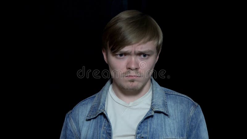 Sensación del hombre joven triste Hombre lindo triste con la expresión perturbada Expresiones faciales y emociones humanas Negro imagen de archivo Sensación del hombre joven triste Hombre lindo triste con la expresión perturbada Expresiones faciales y emociones humanas Negro imagen de archivo
