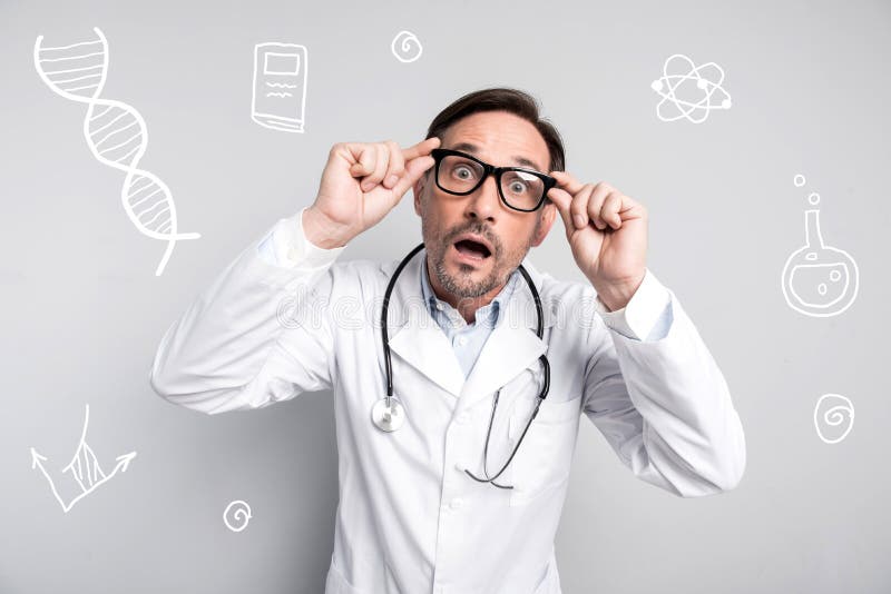 Sensación emocional del doctor sorprendida y abertura su boca imagenes de archivo Sensación emocional del doctor sorprendida y abertura su boca imagenes de archivo