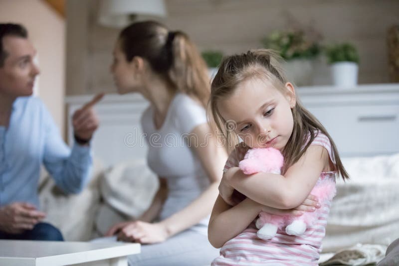 Sensación sola de la niña triste debido a luchar de los padres imagen de archivo libre de regalías Sensación sola de la niña triste debido a luchar de los padres imagen de archivo libre de regalías