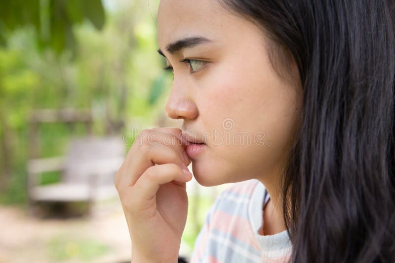 Sensibilità ansiosa nervosa teenager della ragazza cattiva ed inquietante immagini stock Sensibilità ansiosa nervosa teenager della ragazza cattiva ed inquietante immagini stock
