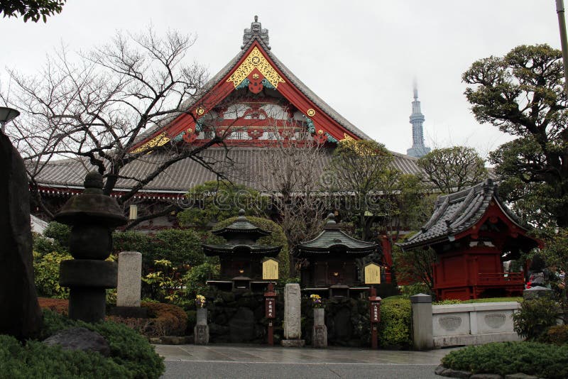 Sensoji świątynia w Asakusa i Tokio wierza jako swój tło obraz royalty free Sensoji świątynia w Asakusa i Tokio wierza jako swój tło obraz royalty free