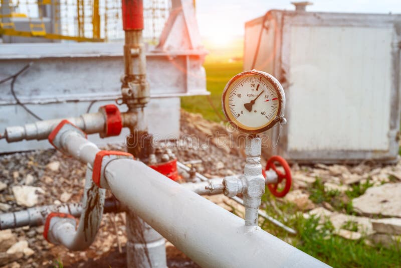 Sensor de la presión del aceite o de gas en la estación de bombeo para la producción petrolífera de petróleo y gas imagen de archivo libre de regalías Sensor de la presión del aceite o de gas en la estación de bombeo para la producción petrolífera de petróleo y gas imagen de archivo libre de regalías