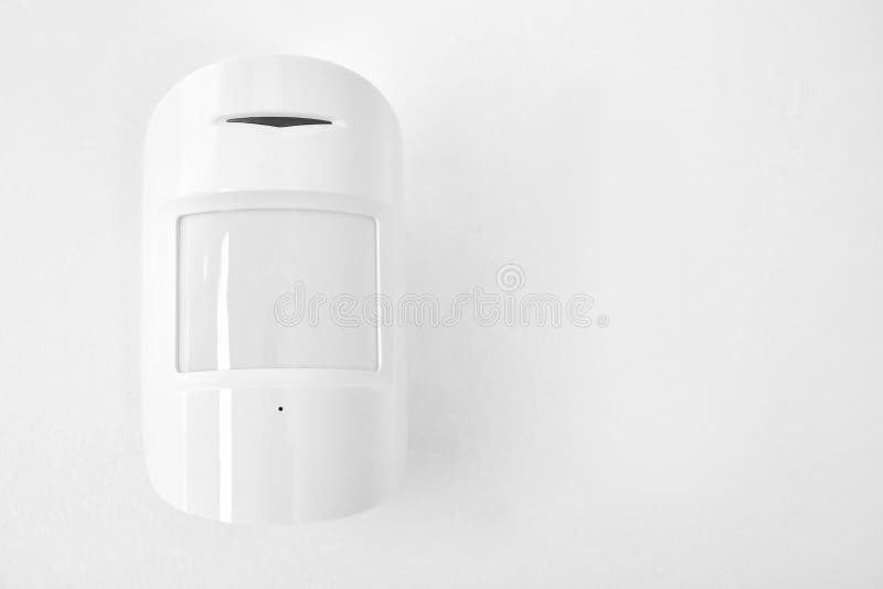 Sensor de movimiento moderno en la pared dentro imagen de archivo Sensor de movimiento moderno en la pared dentro imagen de archivo