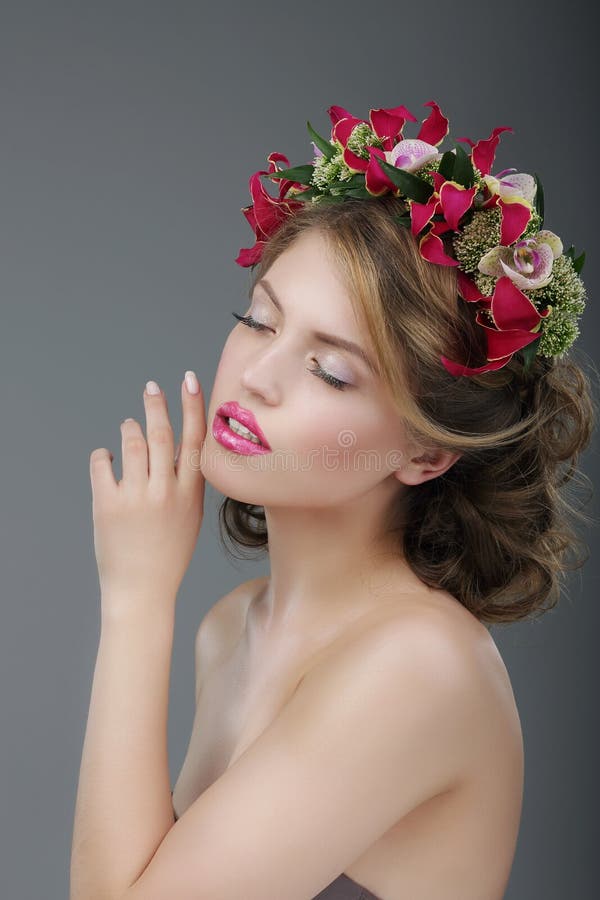sensuality Lyxig kvinnlig med den klassiska kransen av blommor arkivfoton sensuality Lyxig kvinnlig med den klassiska kransen av blommor arkivfoton