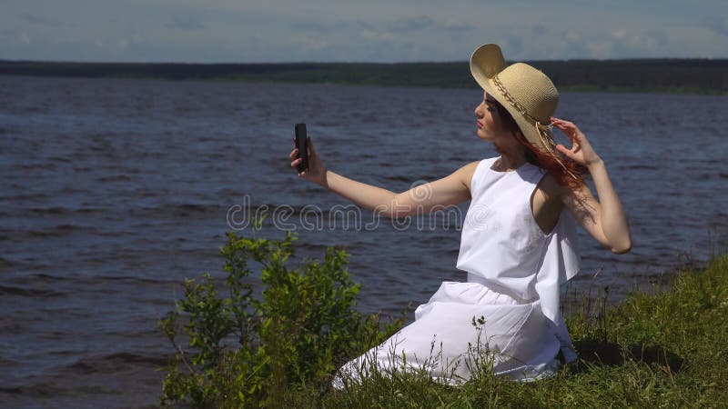 Sensueel dicht omhooggaand portret van mooi meisje in de zomer witte kleding op de rivier het meisje maakt in openlucht een selfi royalty-vrije stock afbeeldingen Sensueel dicht omhooggaand portret van mooi meisje in de zomer witte kleding op de rivier het meisje maakt in openlucht een selfi royalty-vrije stock afbeeldingen