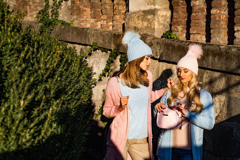 Sensuele meisjes gebreide kleren stedelijke achtergrond De kleren van het de slijtagebreigoed van meisjesmannequins De levensstij royalty-vrije stock foto's Sensuele meisjes gebreide kleren stedelijke achtergrond De kleren van het de slijtagebreigoed van meisjesmannequins De levensstij royalty-vrije stock foto's