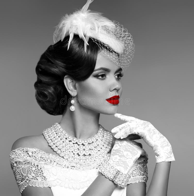Sensuele rode lippen Elegant retro vrouwenportret met manier jewe stock afbeeldingen Sensuele rode lippen Elegant retro vrouwenportret met manier jewe stock afbeeldingen