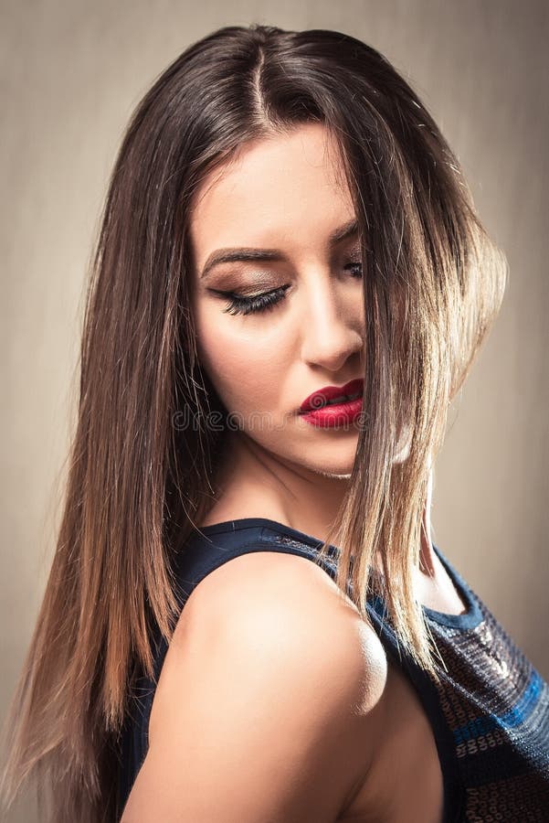 Sensuele vrouw die neer kijken stock afbeelding Sensuele vrouw die neer kijken stock afbeelding
