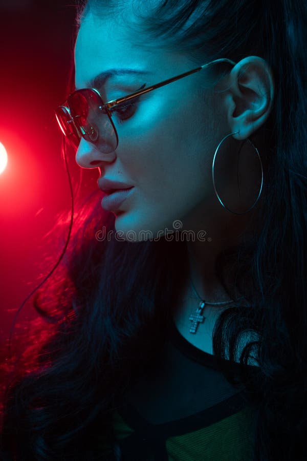Sensuele vrouw in rood lichtportret royalty-vrije stock fotografie Sensuele vrouw in rood lichtportret royalty-vrije stock fotografie