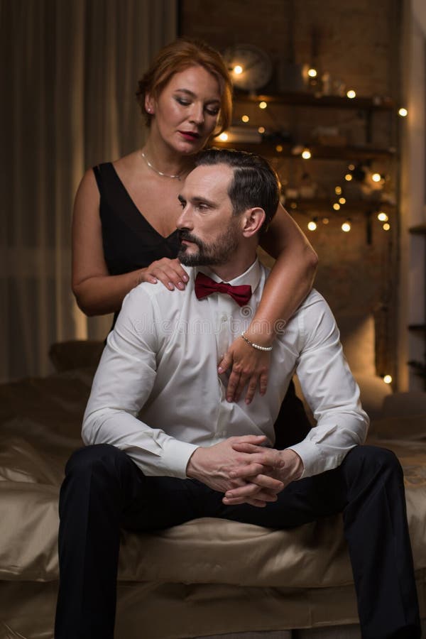 Sensuele vrouwen uitnodigende man aan beddegoed stock foto's Sensuele vrouwen uitnodigende man aan beddegoed stock foto's
