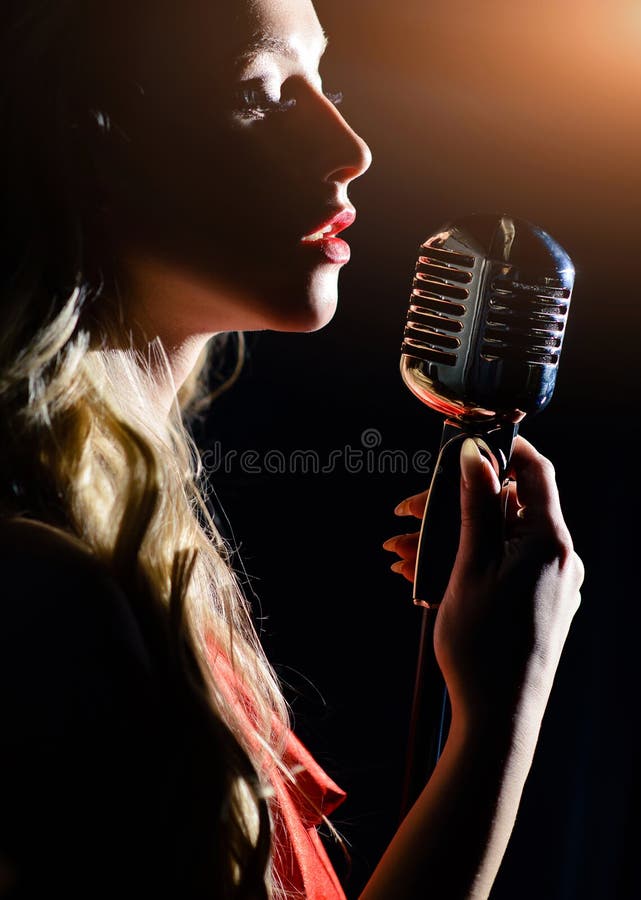 Sensuelle Femme Aux Lèvres Rouges Chante Dans Un Micro. Le