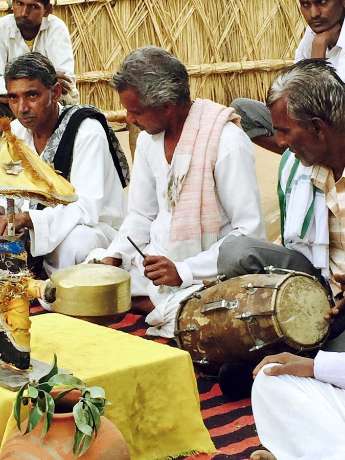 Sentada rural Perform de los músicos de la India en el piso imagenes de archivo Sentada rural Perform de los músicos de la India en el piso imagenes de archivo