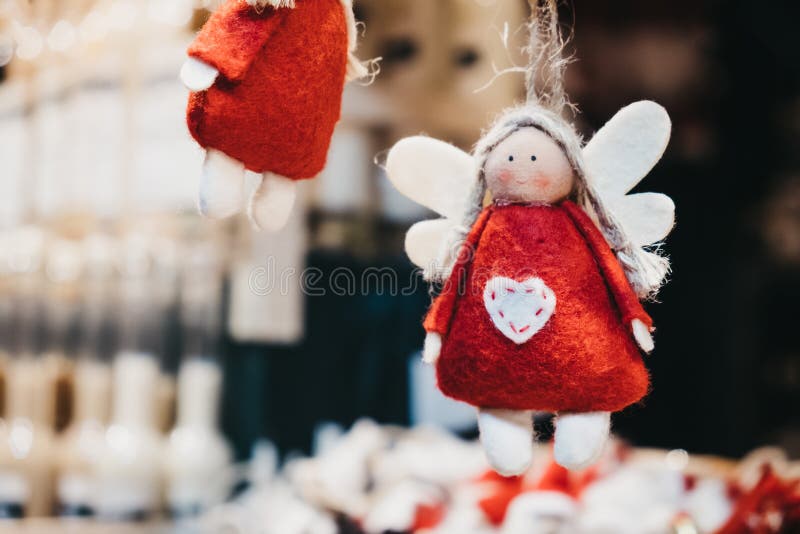 Senti décorations rouges et blanches d'arbre de Noël d'ange en vente à un marché de Noël images stock Senti décorations rouges et blanches d'arbre de Noël d'ange en vente à un marché de Noël images stock