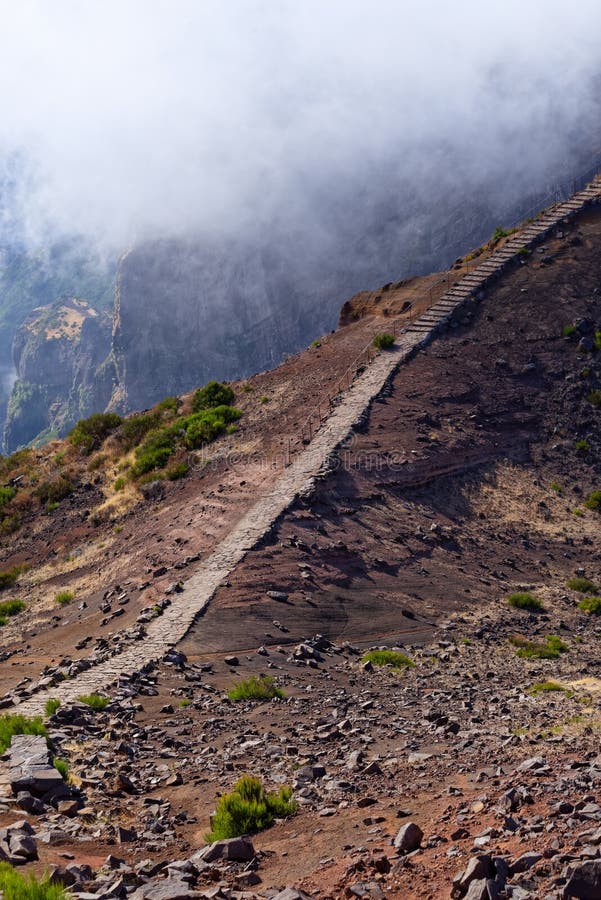Sentier de randonnée étroit dans le terrain volcanique image libre de droits Sentier de randonnée étroit dans le terrain volcanique image libre de droits