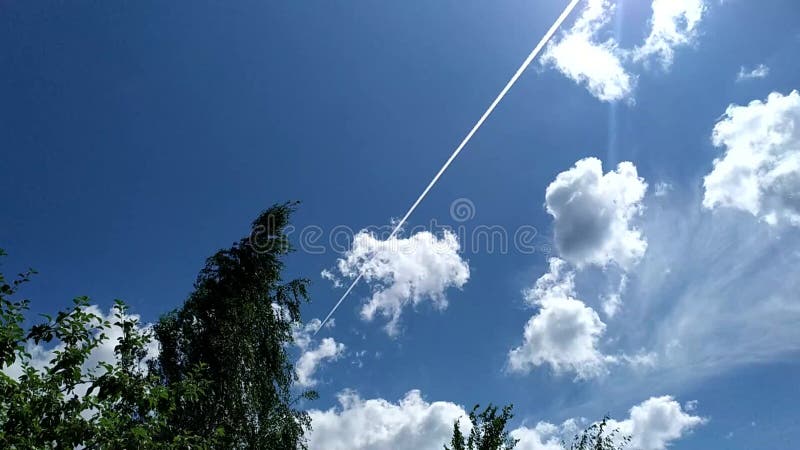 Sentiero aereo nel cielo. l'aereo vola attraverso il cielo blu con le nuvole che lasciano una traccia bianca