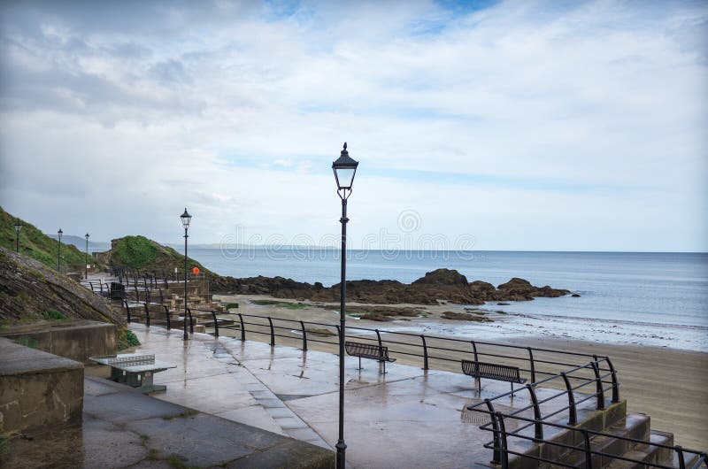 Sentiero costiero lungo la costa della Cornovaglia nel villaggio di Looe immagine stock Sentiero costiero lungo la costa della Cornovaglia nel villaggio di Looe immagine stock