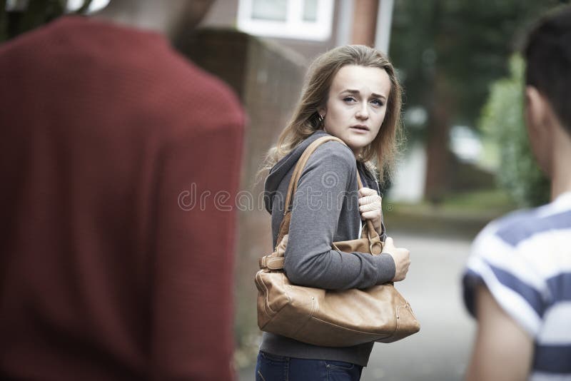 Sentiment d'adolescente intimidé comme elle marche à la maison images stock Sentiment d'adolescente intimidé comme elle marche à la maison images stock