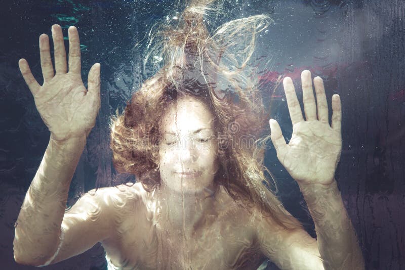 Sentiment d'été Femme sous l'eau images stock Sentiment d'été Femme sous l'eau images stock