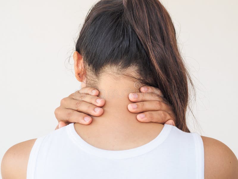 Sentiment de jeune femme épuisé et douleur de douleur cervicale sur le wh photographie stock libre de droits Sentiment de jeune femme épuisé et douleur de douleur cervicale sur le wh photographie stock libre de droits