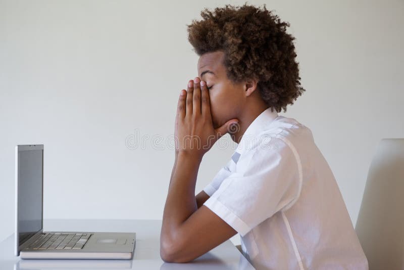 Sentiment occasionnel d'homme d'affaires épuisé à son bureau photos libres de droits Sentiment occasionnel d'homme d'affaires épuisé à son bureau photos libres de droits