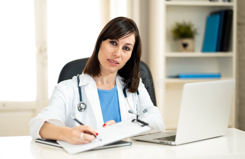 Sentiment travaillant de docteur féminin vers le haut de prescription et disques médicaux avec le bureau de presse-papiers et d'o image stock Sentiment travaillant de docteur féminin vers le haut de prescription et disques médicaux avec le bureau de presse-papiers et d'o image stock
