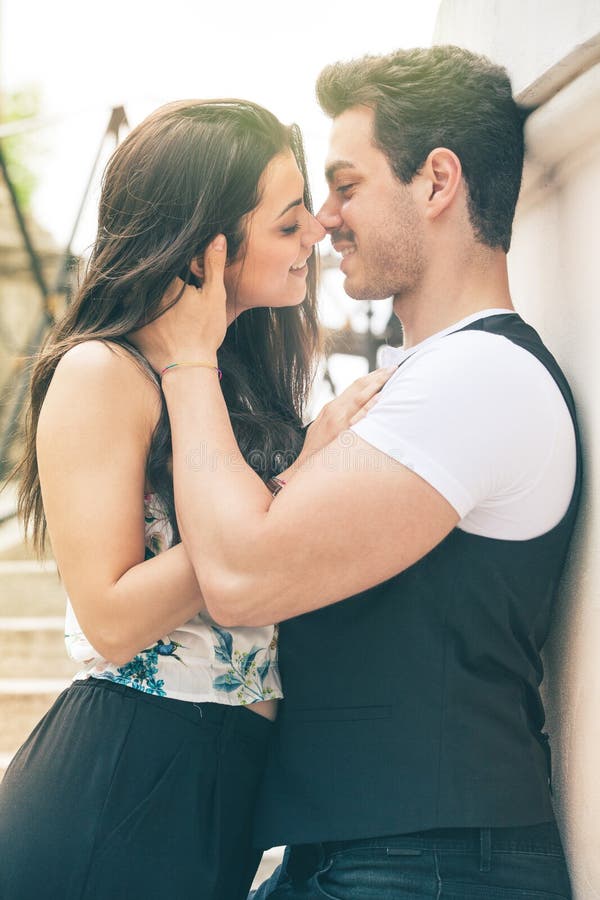 Sentimento do amor dos pares Harmonia loving Primeiro beijo foto de stock Sentimento do amor dos pares Harmonia loving Primeiro beijo foto de stock