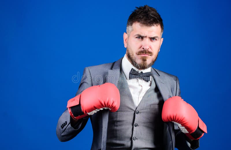 Sentimento livre e seguro homem de negócios no terno e no laço formais Sucesso do neg?cio e do esporte Homem em luvas de encaixot imagens de stock royalty free Sentimento livre e seguro homem de negócios no terno e no laço formais Sucesso do neg?cio e do esporte Homem em luvas de encaixot imagens de stock royalty free