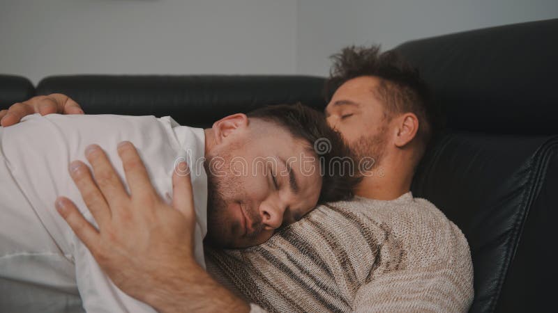Sentir Amor. Abrazo Apasionado Entre Dos Parejas Homosexuales. Hombres  Relajándose En El Sofá Imagen de archivo - Imagen de pechos, género:  205459625