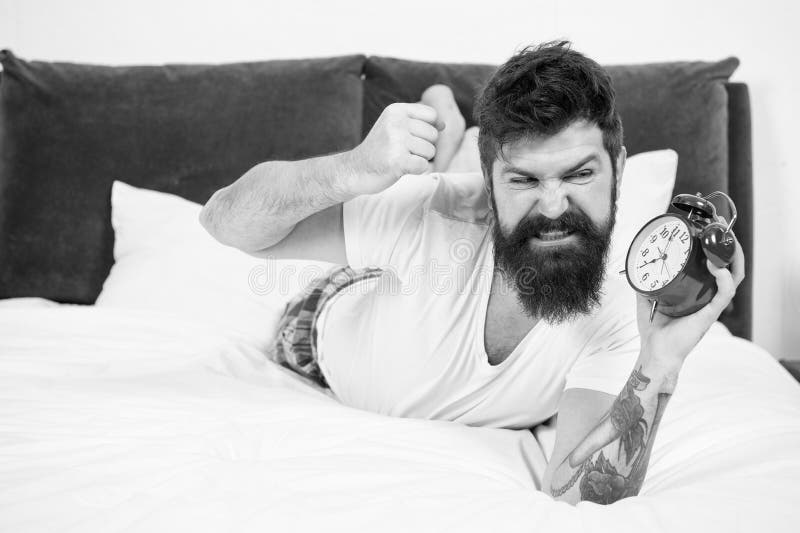 Sentirsi stressato Troppo rumore orologio dell'orologio dell'orologio della cotta della barba brutale aggressore in camera da let immagini stock libere da diritti Sentirsi stressato Troppo rumore orologio dell'orologio dell'orologio della cotta della barba brutale aggressore in camera da let immagini stock libere da diritti