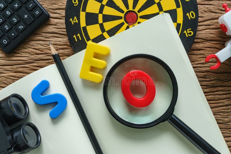 SEO-optimizationbegrepp med blyertspennan, darttavla, robot, calculat royaltyfri foto
