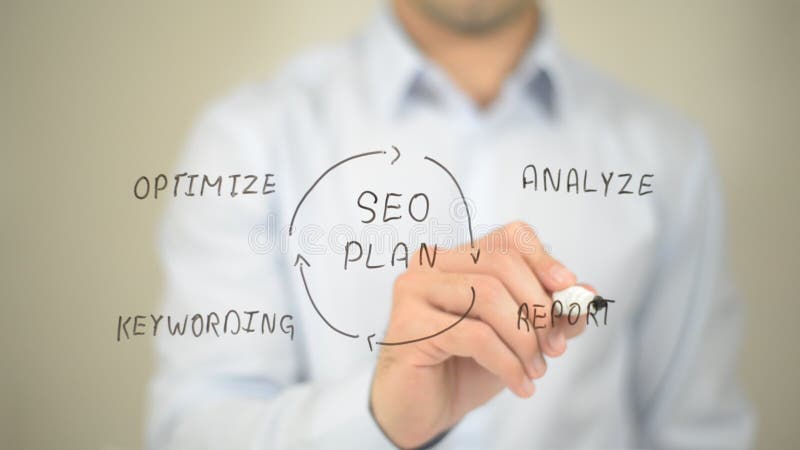 SEO plan, pojęcie ilustracja, mężczyzna writing na przejrzystym ekranie zdjęcia royalty free SEO plan, pojęcie ilustracja, mężczyzna writing na przejrzystym ekranie zdjęcia royalty free