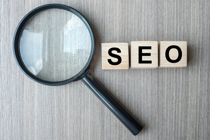 SEO Search Engine Optimization textträkuber och förstoringsglas på trätabellbakgrund Idé vision, strategi, analys royaltyfri foto