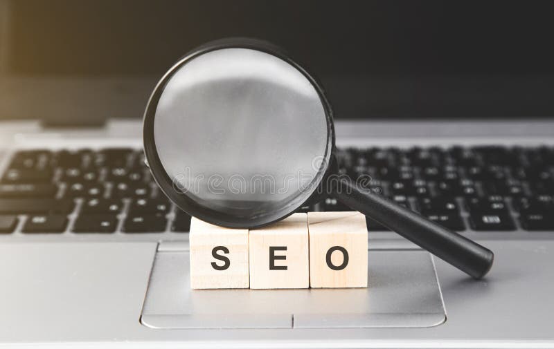 SEO, βελτιστοποίηση μηχανών αναζήτησης που ταξινομεί την έννοια, ενίσχυση - το γυαλί στο lap-top, η ιδέα προάγει την κυκλοφορία σ στοκ φωτογραφία με δικαίωμα ελεύθερης χρήσης SEO, βελτιστοποίηση μηχανών αναζήτησης που ταξινομεί την έννοια, ενίσχυση - το γυαλί στο lap-top, η ιδέα προάγει την κυκλοφορία σ στοκ φωτογραφία με δικαίωμα ελεύθερης χρήσης