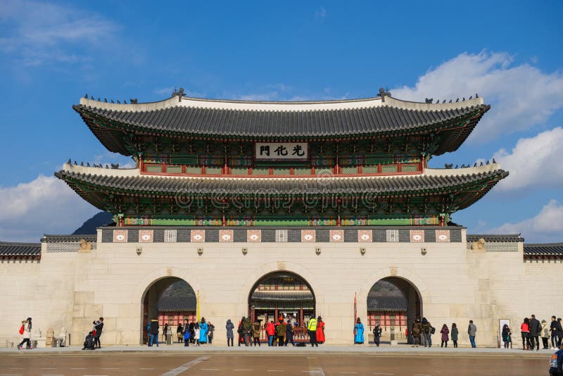 Seoel, Zuid-Korea - December 16, 2015: De massieve en ornately verfraaide Gwanghwamun-Poort is de belangrijkste ingang aan Seoel stock afbeeldingen Seoel, Zuid-Korea - December 16, 2015: De massieve en ornately verfraaide Gwanghwamun-Poort is de belangrijkste ingang aan Seoel stock afbeeldingen