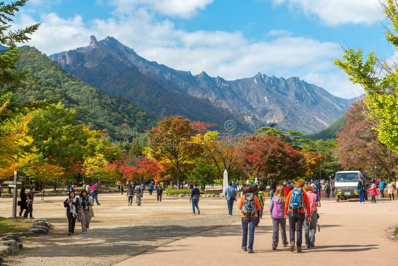 Seorak, Sokcho, South Korea - October 23, 2013: Tourists at the Seoraksan royalty free stock photo Seorak, Sokcho, South Korea - October 23, 2013: Tourists at the Seoraksan royalty free stock photo