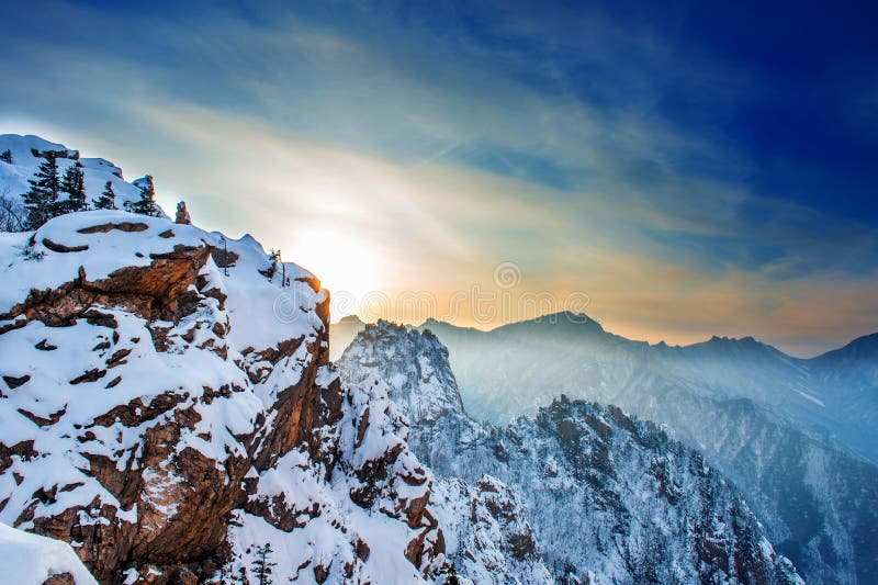 Seoraksan in de winter met zonsondergang, Beroemde berg in Korea stock afbeelding Seoraksan in de winter met zonsondergang, Beroemde berg in Korea stock afbeelding
