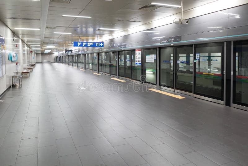 SEOUL KOREA - AUGUSTI 12, 2015: Proper plattform av det Seoul gångtunnelsystemet som göras i Seoul, Sydkorea på Augusti 12, 2015 arkivbild SEOUL KOREA - AUGUSTI 12, 2015: Proper plattform av det Seoul gångtunnelsystemet som göras i Seoul, Sydkorea på Augusti 12, 2015 arkivbild
