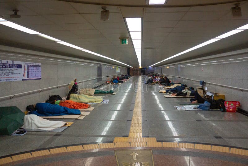 Seoul/Korea-18 sul 10 2016: O os sem-abrigo que dorme dentro do metro fotografia de stock Seoul/Korea-18 sul 10 2016: O os sem-abrigo que dorme dentro do metro fotografia de stock