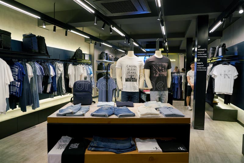 Uittrekken steno zweer Calvin Klein Jeans editorial stock image. Image of retail - 105102794