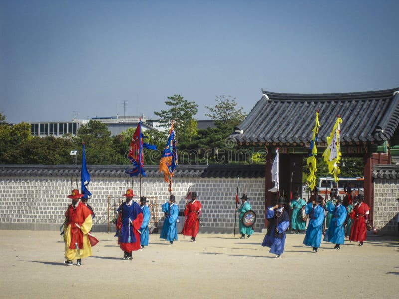 Seoul Sydkorea, Oktober 2012: Ceremoni av portvakten Change nära den Gyeongbokgung slotten i den Seoul staden, Sydkorea fotografering för bildbyråer Seoul Sydkorea, Oktober 2012: Ceremoni av portvakten Change nära den Gyeongbokgung slotten i den Seoul staden, Sydkorea fotografering för bildbyråer